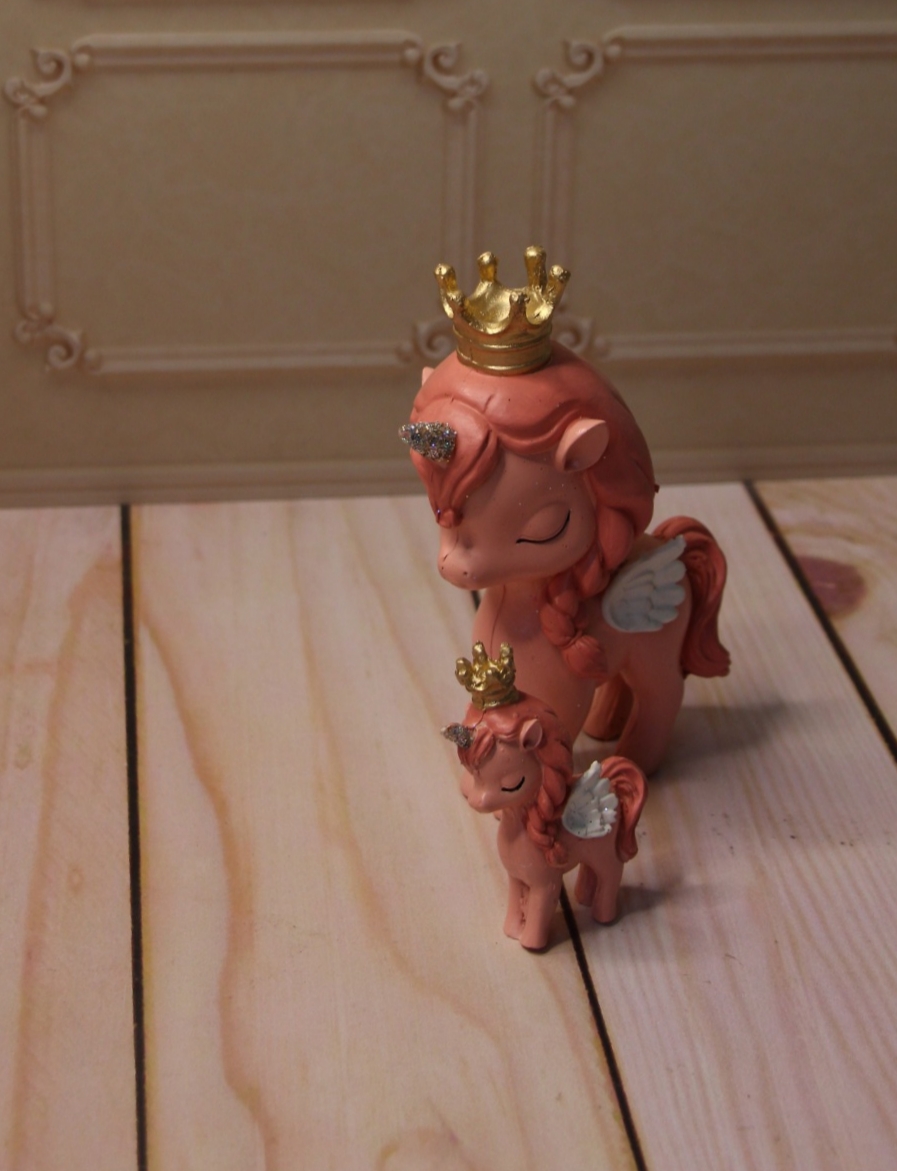 مجسمه اسب کوچولو تاج دار