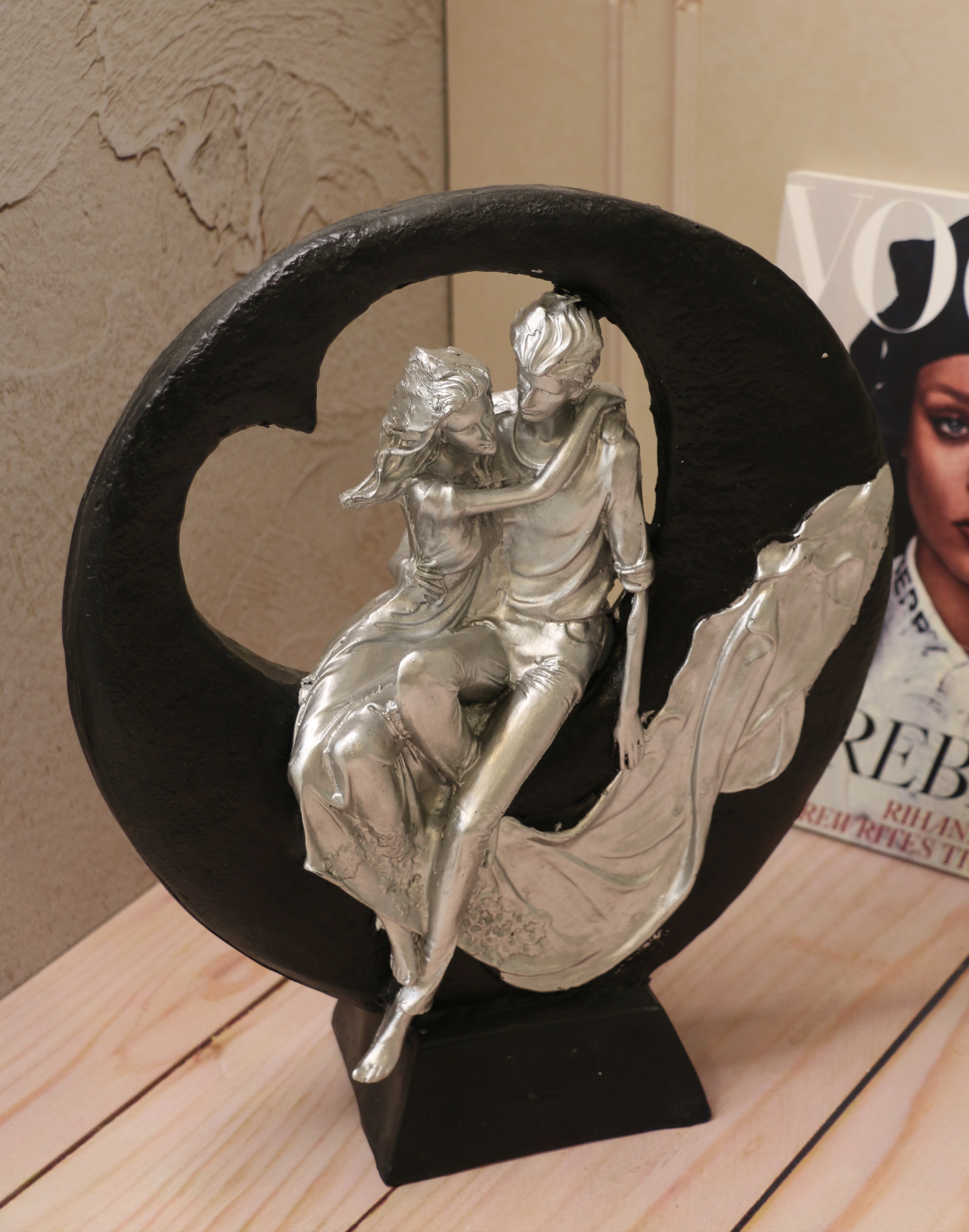 مجسمه زوج ماه سوار