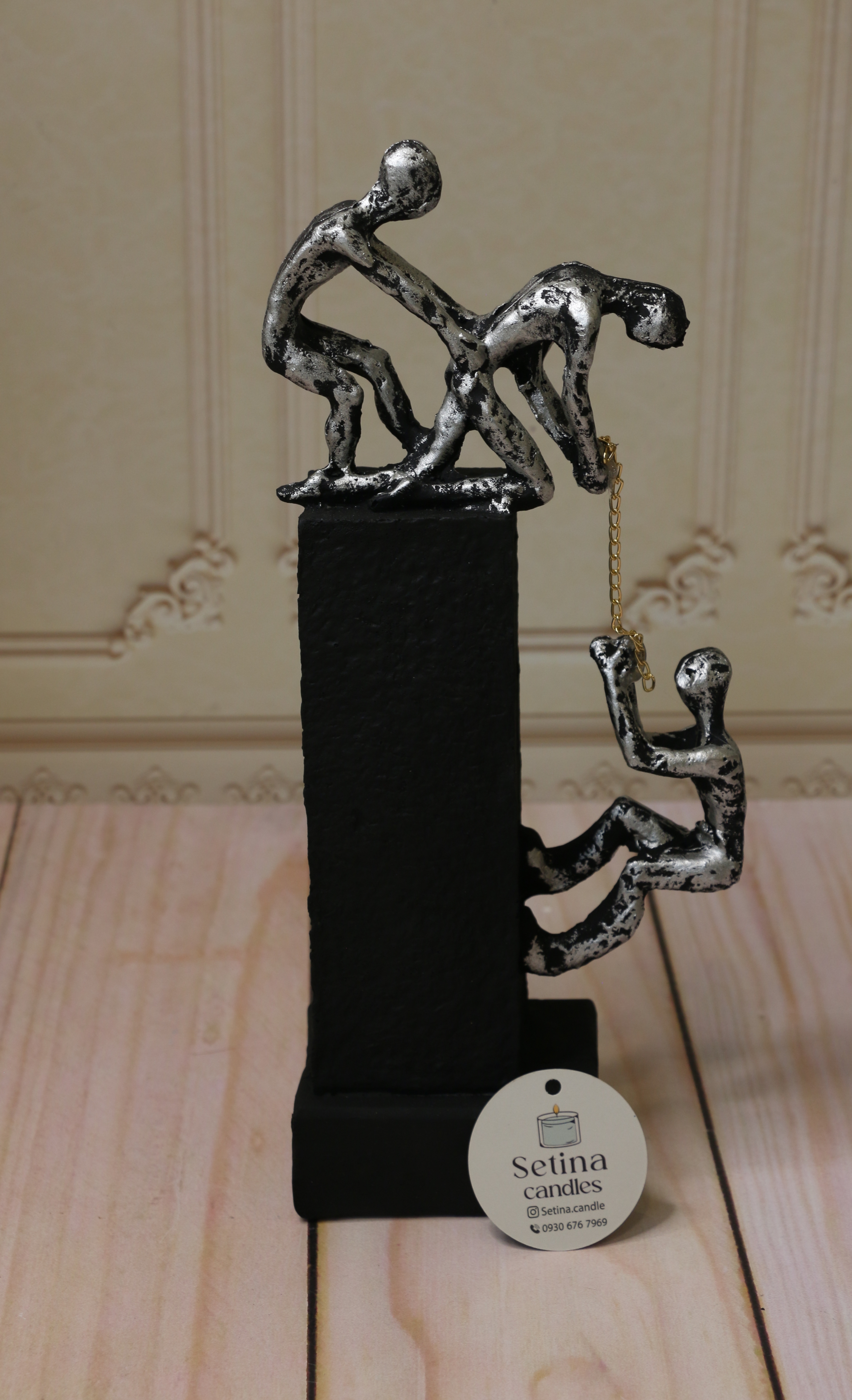 مجسمه مرد طناب کش