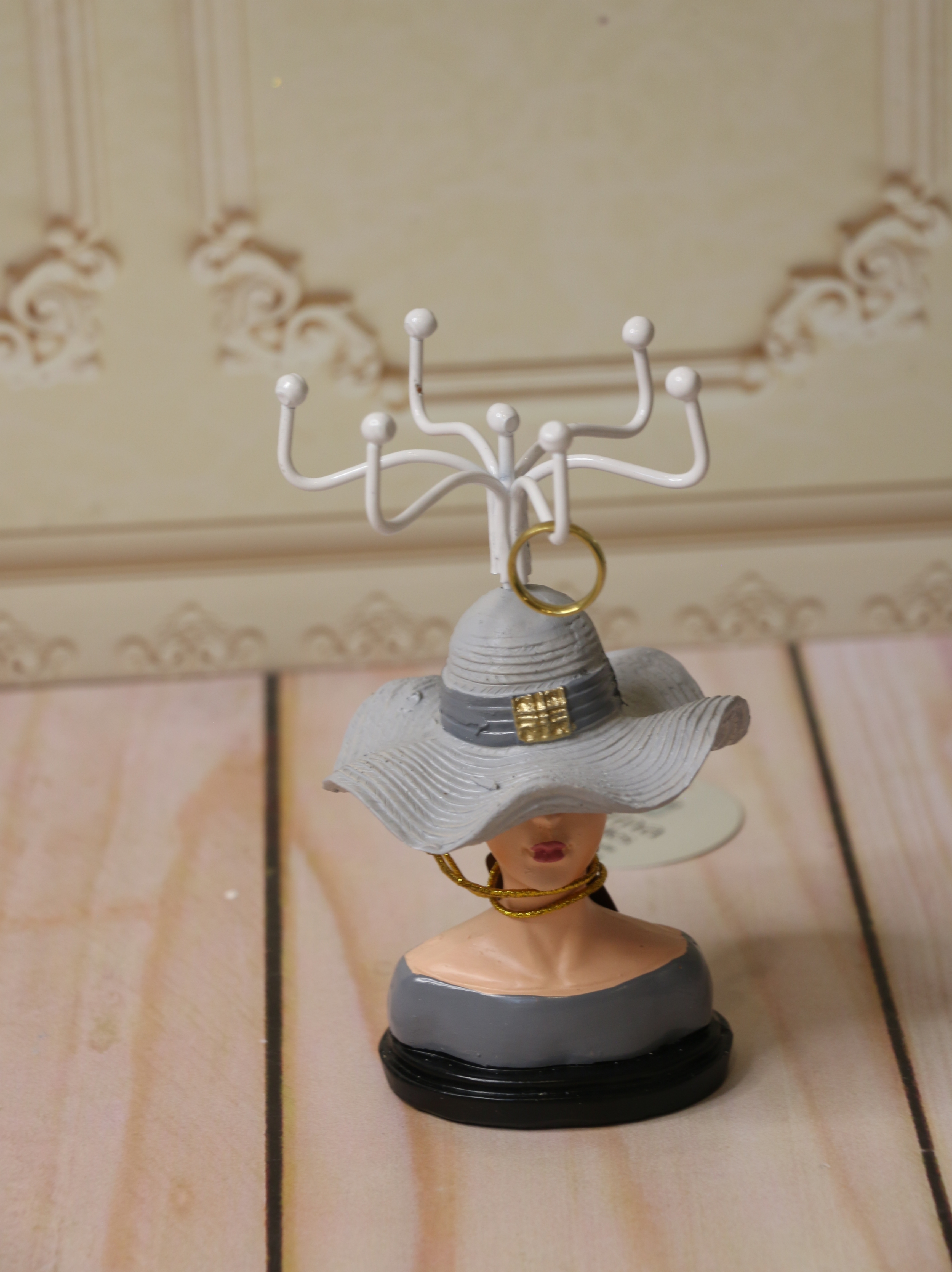 آویز مانکن نشسته