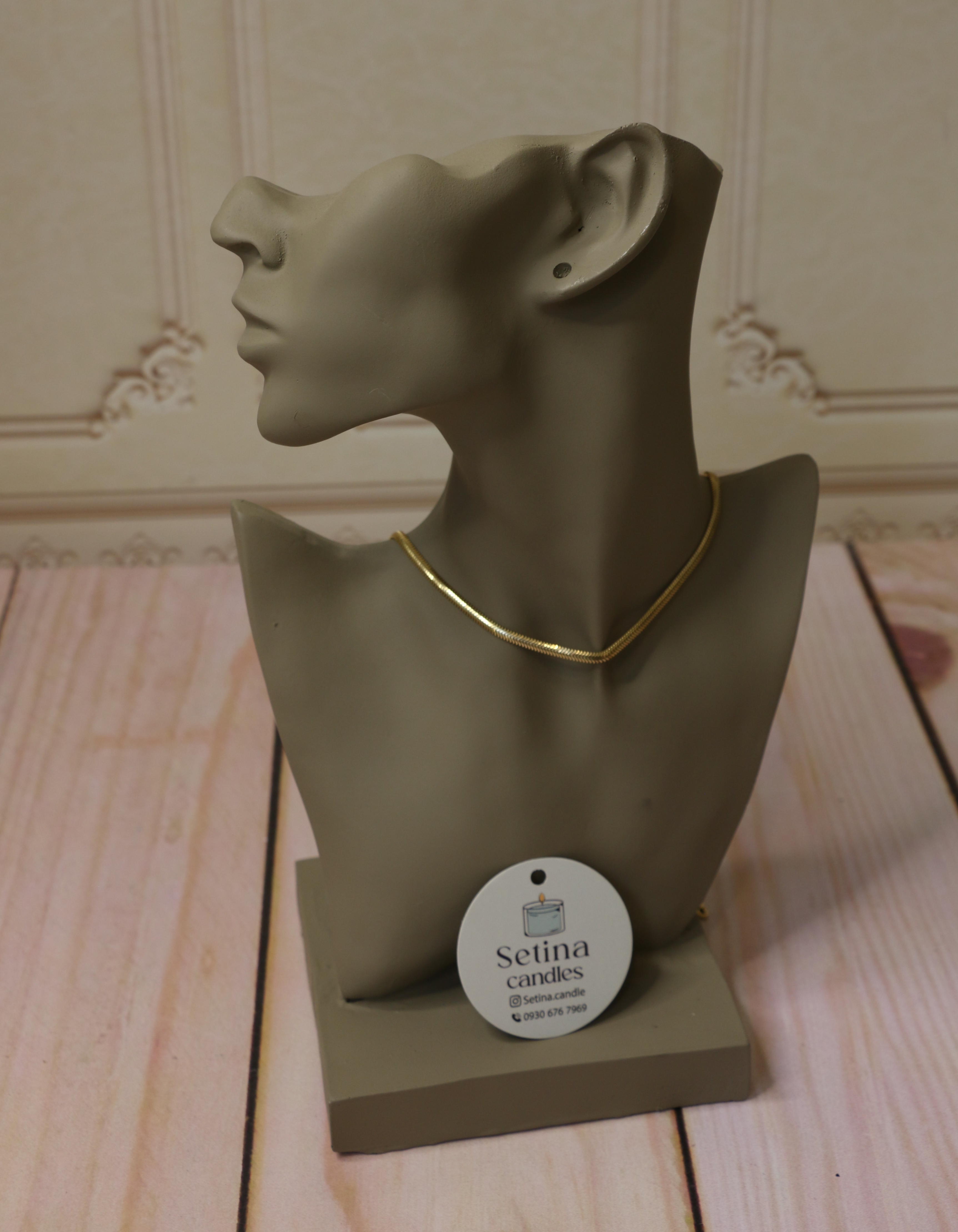 مانکن جواهرات نیم رخ