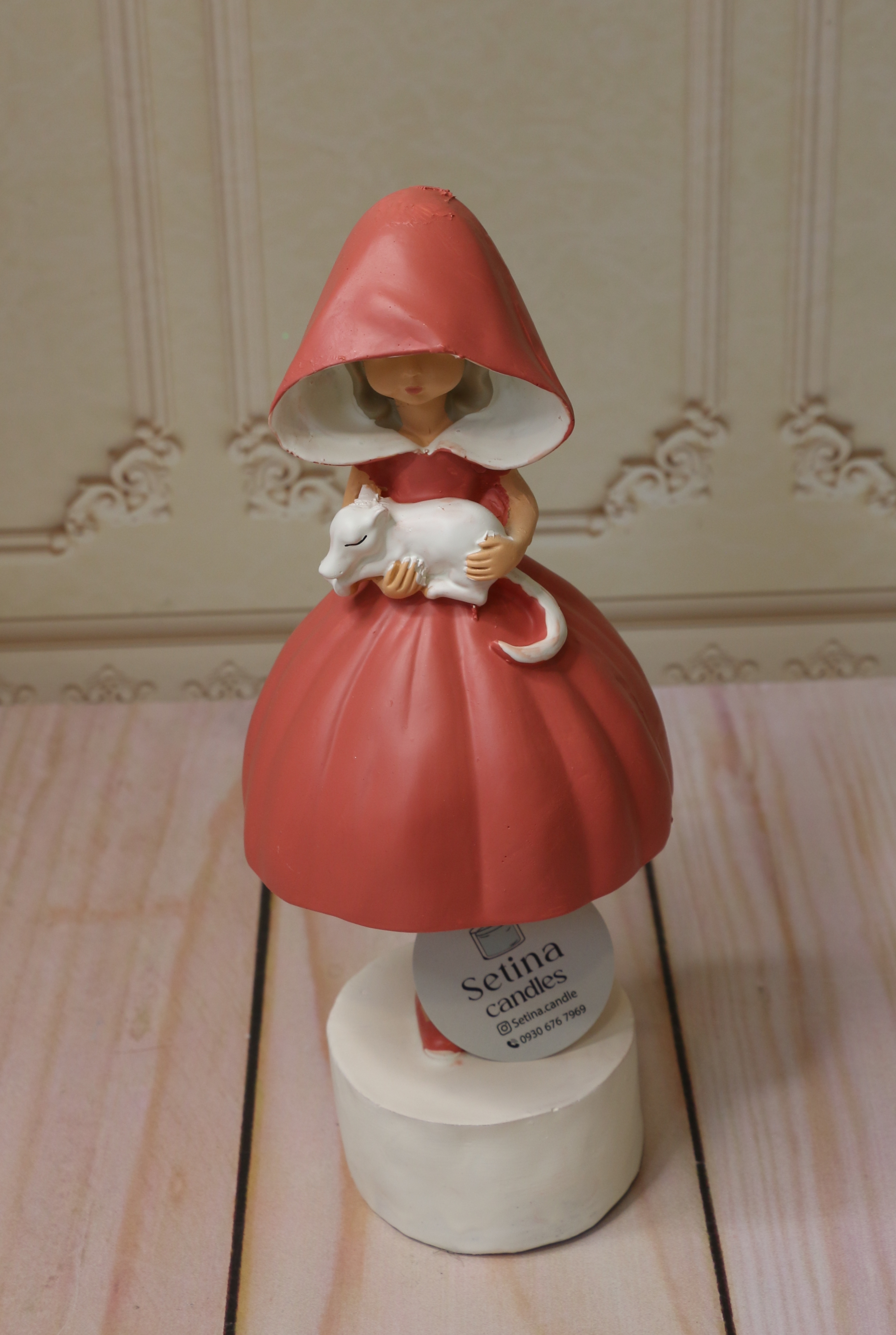 دختر ایتالیایی گربه به دست