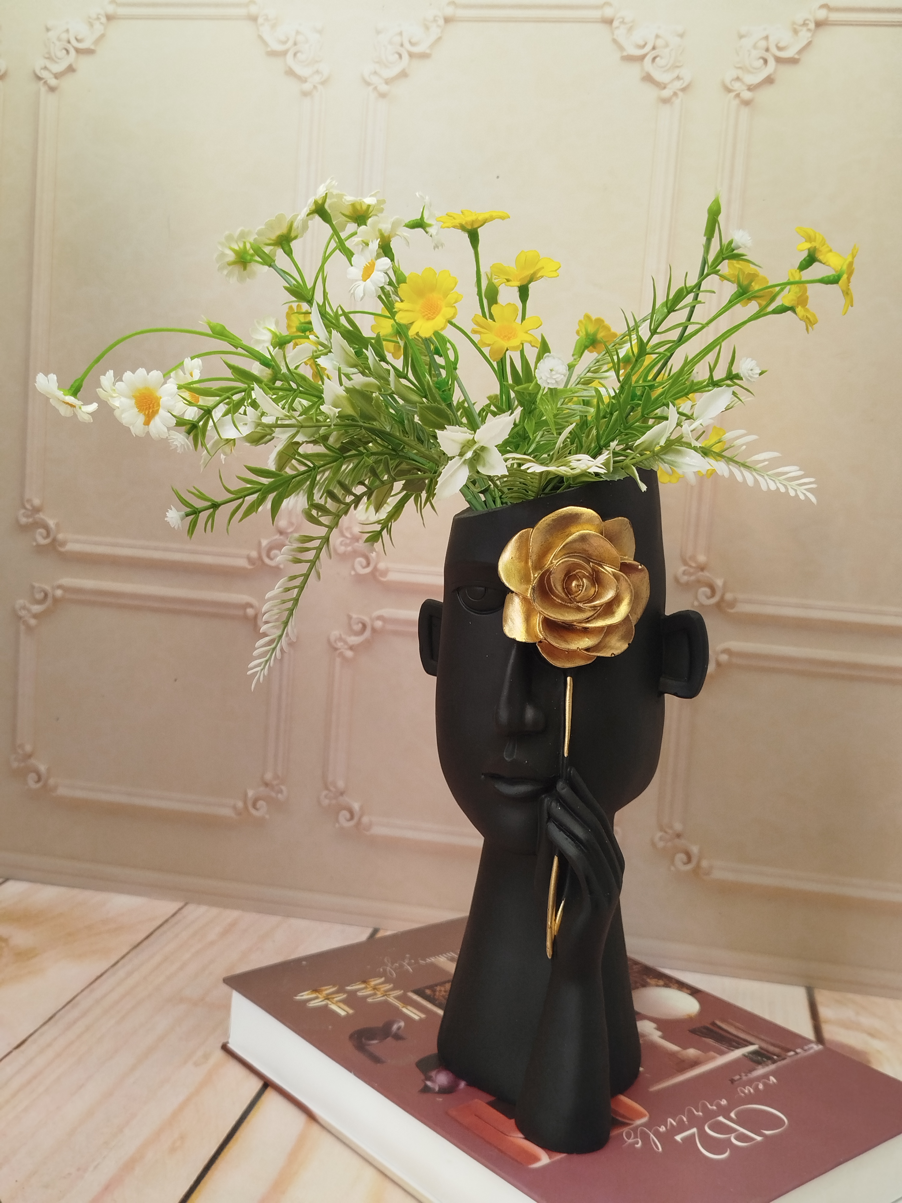 گلدان گل به دست