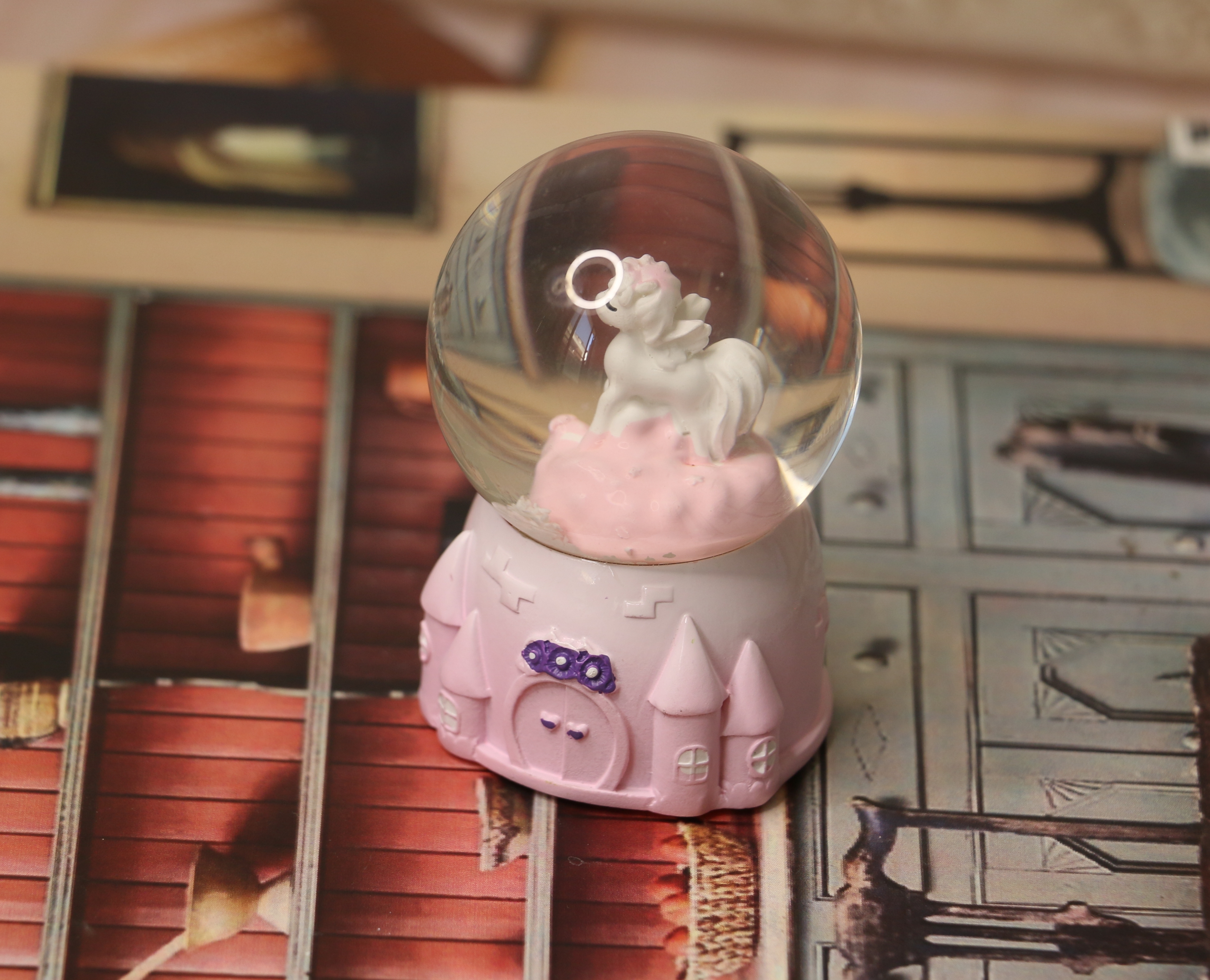 گوی شیشه ای اسب  تک شاخ سفید صورتی